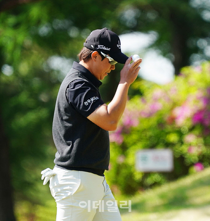 [포토] 이상희, 갤러리에 인사하며 홀아웃