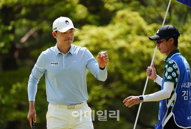 [포토] 김비오, 갤러리에 인사하며 홀아웃