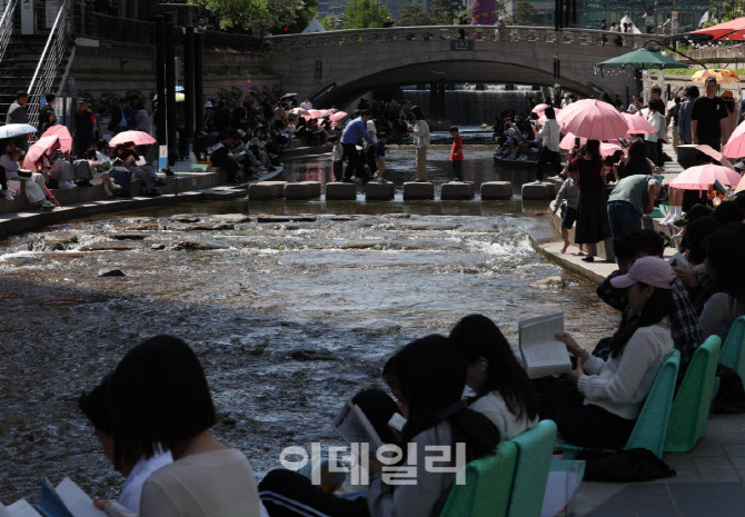 [포토]'더위도 식히고, 책도 읽고'
