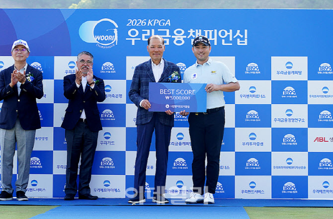 [포토] 베스트스코어 수상하는 이태훈