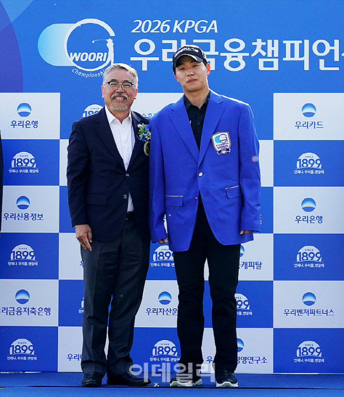 [포토] 최찬, 김원섭 KPGA 회장으로부터 우승자켓