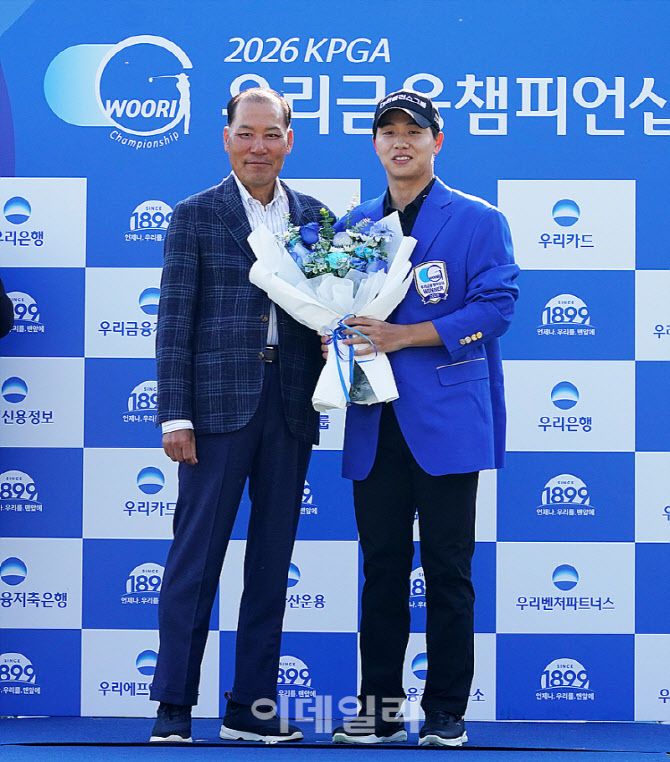 [포토] 최찬, 최등규 대보그룹 회장으로부터 꽃다발