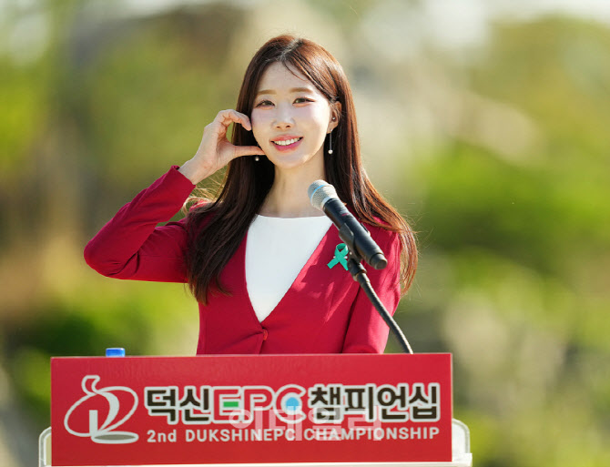 [포토]진달래 아나운서,사랑의 얼굴 하트