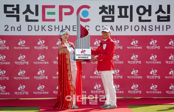 [포토]이예원-김명환 회장,우승 축하합니다