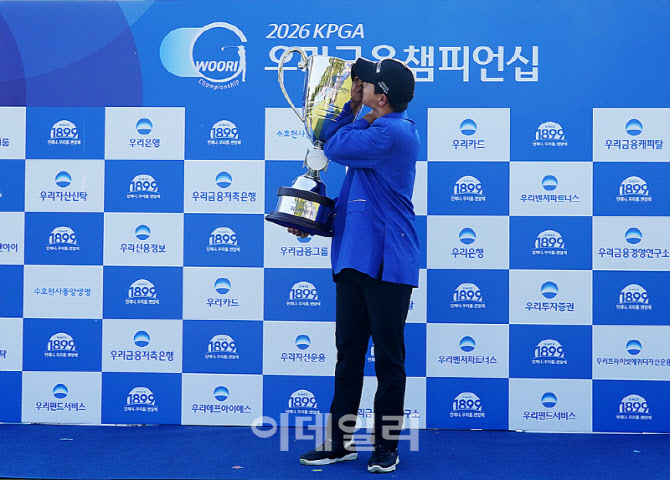 [포토] 최찬, 내 생애 첫 트로피 키스