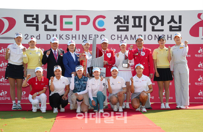 [포토]이예원,우승의 기쁨을 동료들과 함께