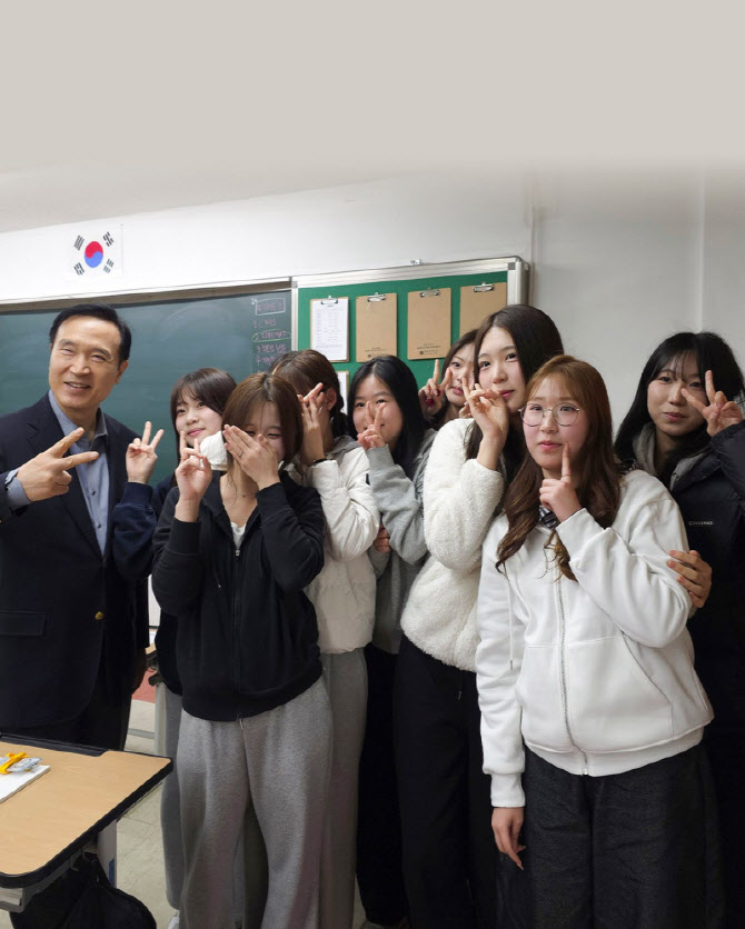 책상 위 보고서 밖 현장으로, 임태희 '등교합니다'