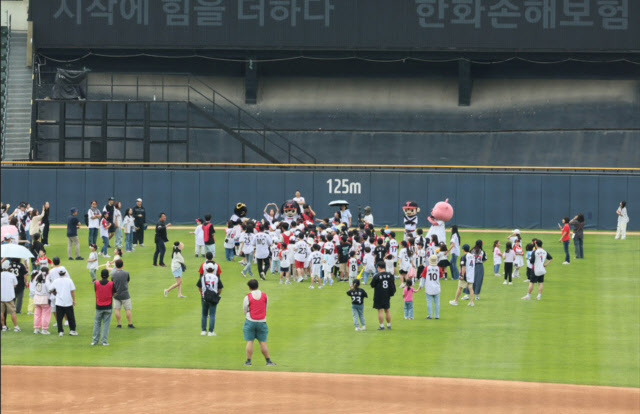 잠실구장 외야가 놀이터로… LG, ‘엘린이 피크닉’ 개최