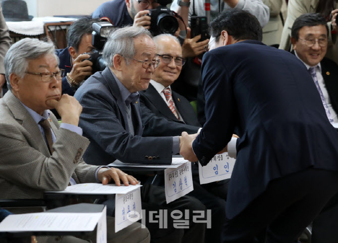 [포토] 참석자들과 인사나누는 정원오 후보