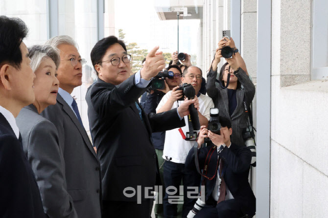 [포토]의사당 깨진 창문 설명 듣는 문재인 전 대통령