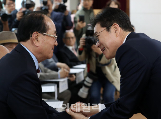 [포토] 노인회 간부들과 인사나누는 정원오 후보