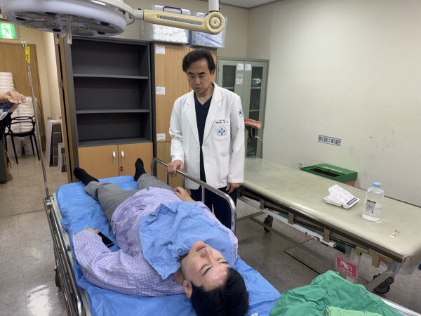 “어린 XX가 뭔 시장 출마?"...'음료 테러' 남성, 잡고보니 또래