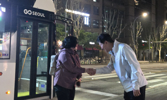 오세훈, “기술은 가장 절실한 곳에”…새벽 버스로 민생 행보 시동