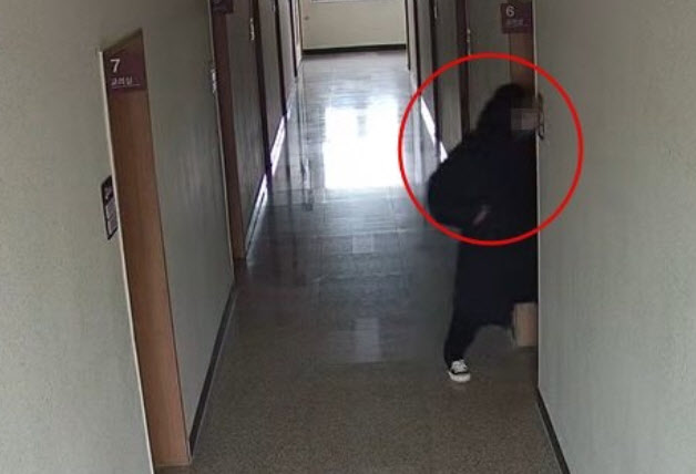신도들 미사 보는 사이 '슬쩍'…성당서 가방 턴 절도범