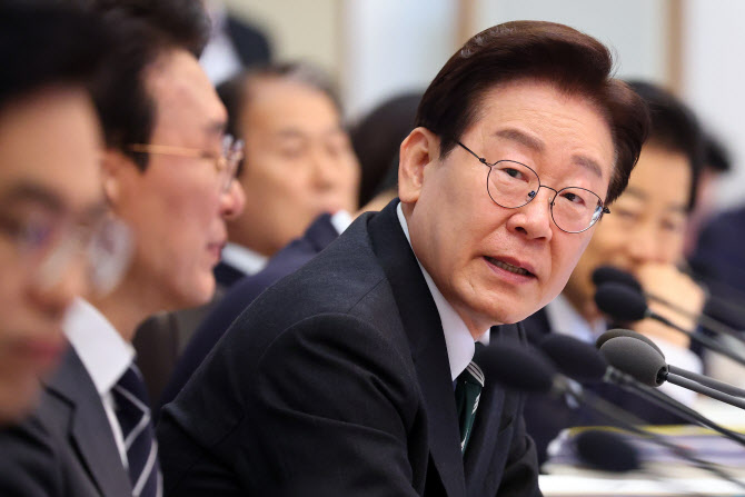 [속보]李대통령 “각 부처에서 생산적인 공공일자리 발굴해달라”
