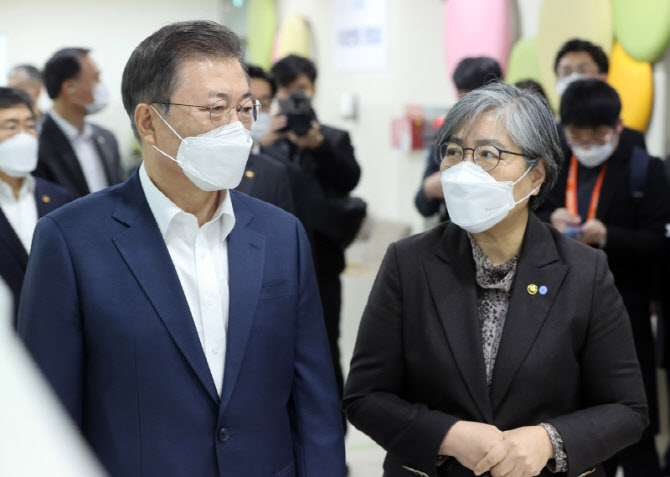 경찰, '코로나 백신 부실 관리 의혹' 문재인·정은경 수사