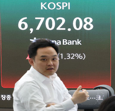 [속보]코스피 6700 돌파…최고점 경신