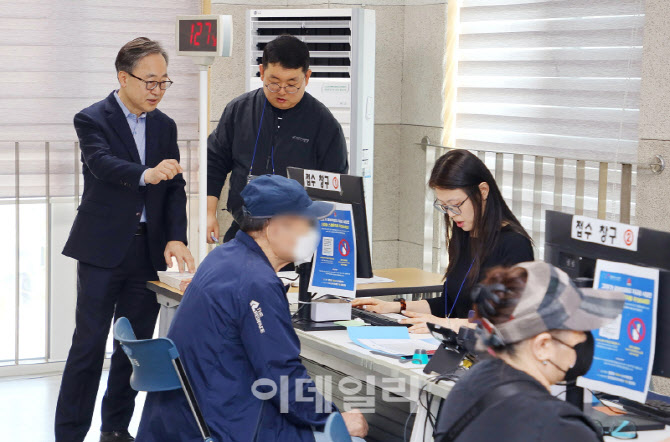 [포토] 지원금 신청 현장 점검하는 유성훈 금천구청장