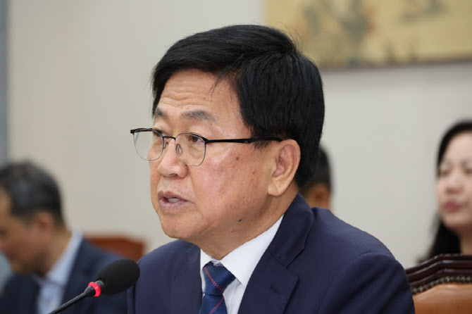 최교진 교육장관, 진보 교육감 후보 개소식 참석 논란