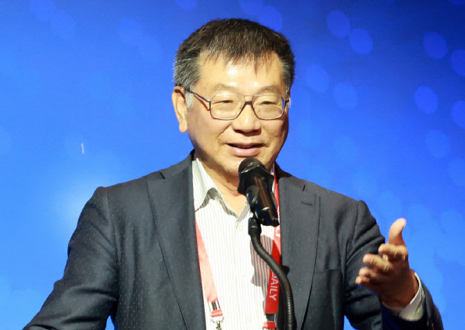 [포토]기조연설하는 콜리 황 디지타임즈 창립자 겸 회장