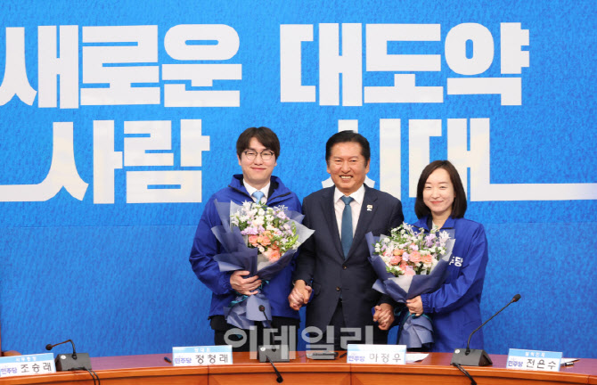[포토]민주당 인재영입, '꽃다발 든 하정우-전은수'