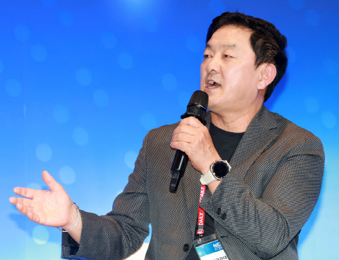 [포토]좌장 맡아 대담 진향하는  최재붕 성균관대 교수