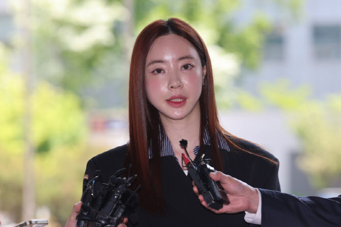 '수사 무마· 사기 의혹' 양정원, 경찰 출석…"억울한 부분 꼭 밝힐 것"