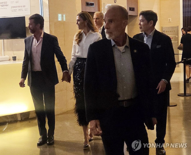 “MAGA 모자 사인까지”…트럼프 주니어, 정용진과 재회