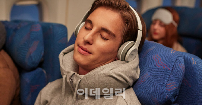 [올댓트래블] 목베개 후드, 방수 가방…여행 완성시키는 갓템은?