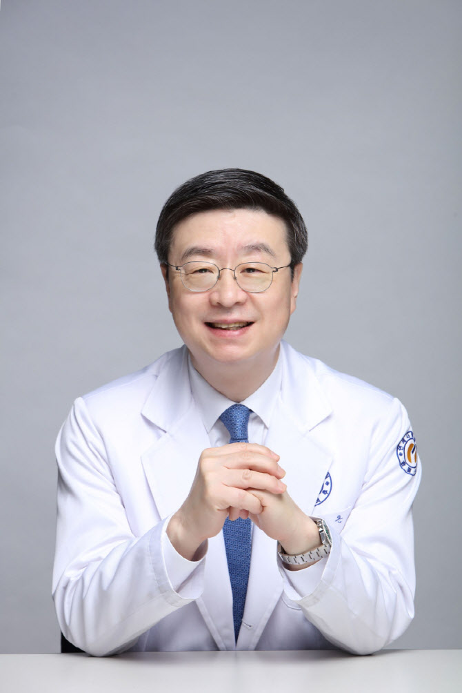'중기 무릎 관절염, 관절내시경 수술 대신 맞춤형 주사치료가 대세'