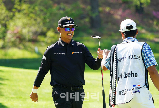 [포토] 김재호, 기분 좋은 버디