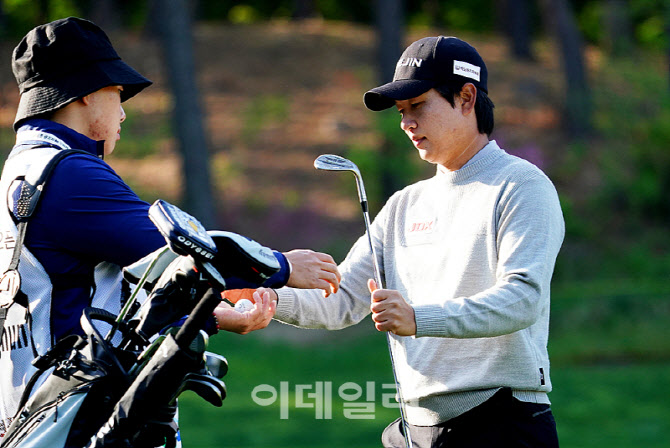 [포토] 왕정훈, 샷이글 한 볼과 웨지야