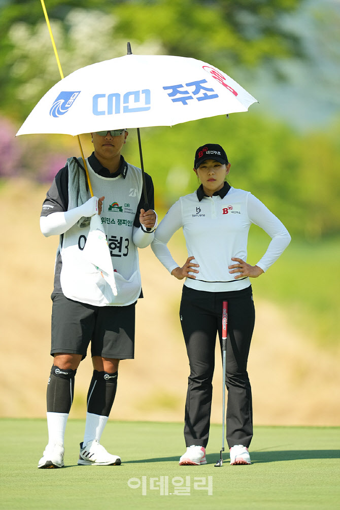 [포토]이지현,퍼트라인 상의해요