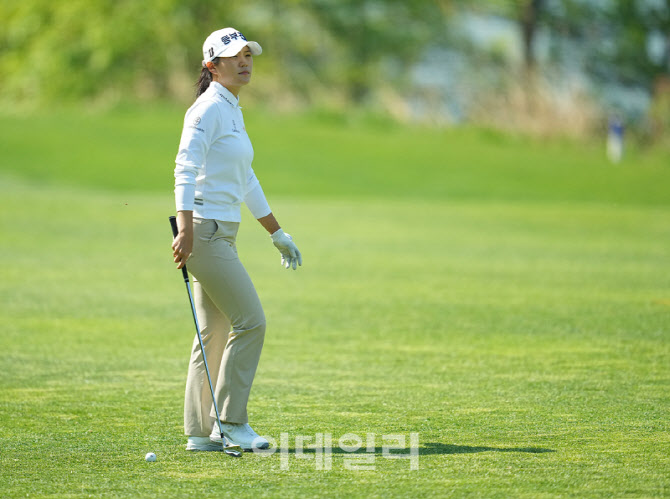 [포토]신이솔,그린 공략을 생각해요