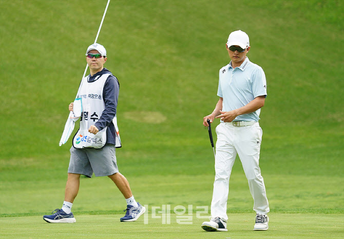 [포토] 김영수, 캐디와 살피는 그린