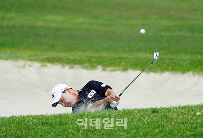 [포토] 전가람, 벙커를 벗어나 그린으로