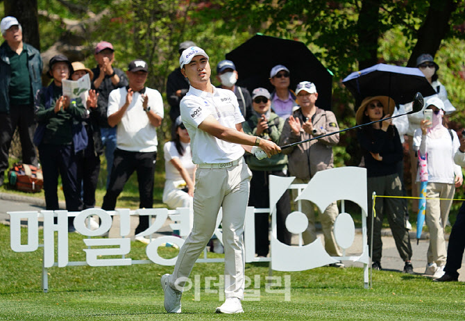 [포토] 조우영, 모두의 박수를 받으며