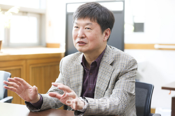 "기존 중복상장까지 풀어야 K디스카운트 해소…日 사례 참고해야"[만났습니다②]