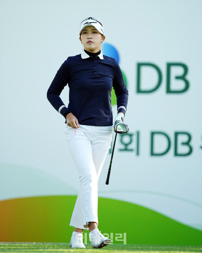 [포토]박서현,타구 방향을 본다