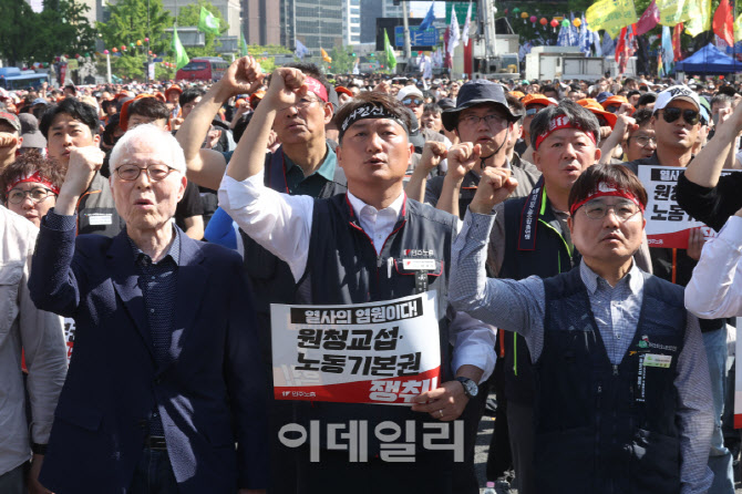 [포토]구호 외치는 양경수 민주노총 위원장