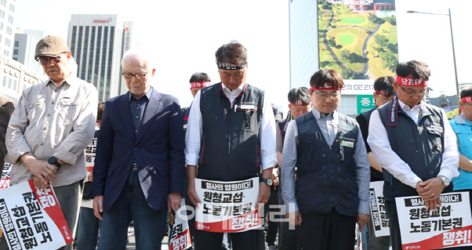 [포토]양경수 민주노총 위원장, 묵념
