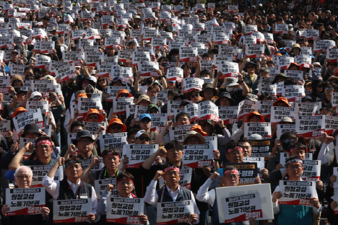[포토]2026 세계노동절대회, 구호 외치는 민주노총 조합원들