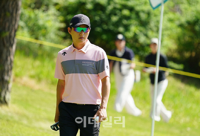 [포토] 그린 살피는 김영수
