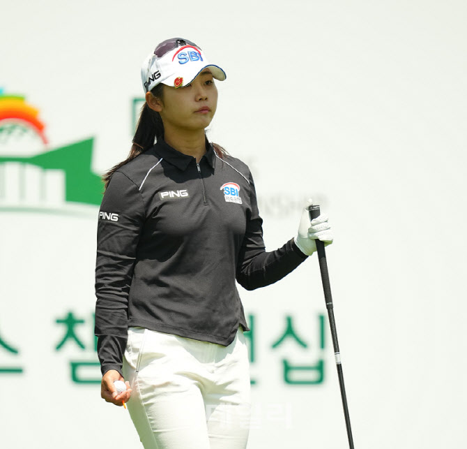 [포토]김지윤,첫 홀 공략을 생각한다