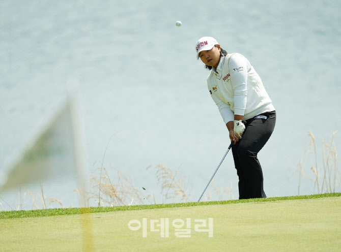 [포토]신다인, 칩인을 노려본다