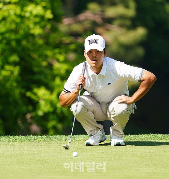 [포토] 신상훈, 신중히 읽는 버디라인