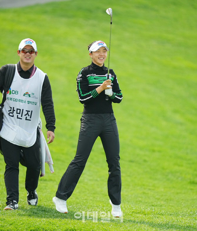 [포토]강민진,쑥쓰러움에 점프 점프