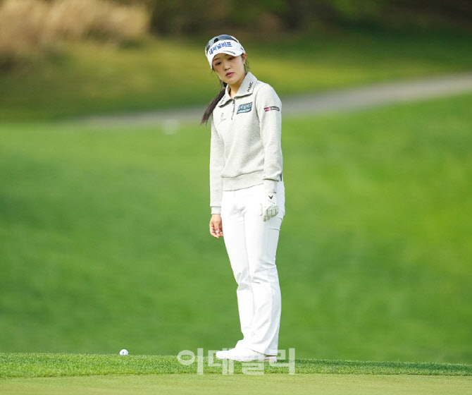 [포토]전효민,퍼트 라인을 살핀다