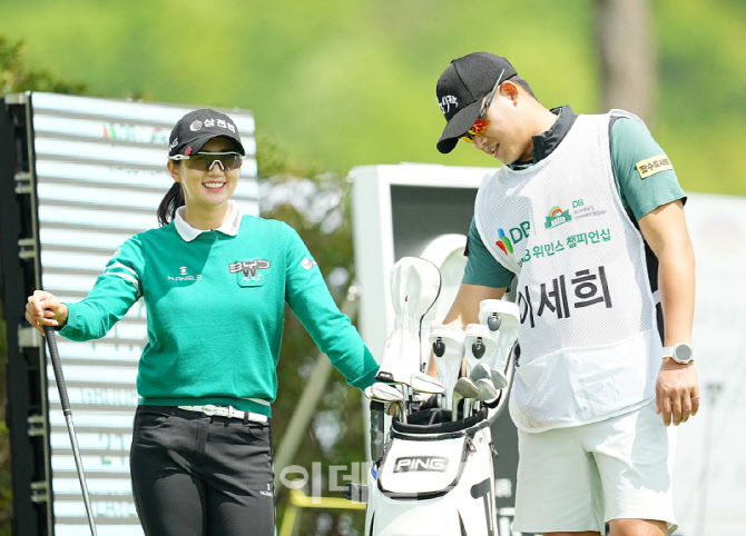 [포토]이세희,미소로 대화하는 첫 홀