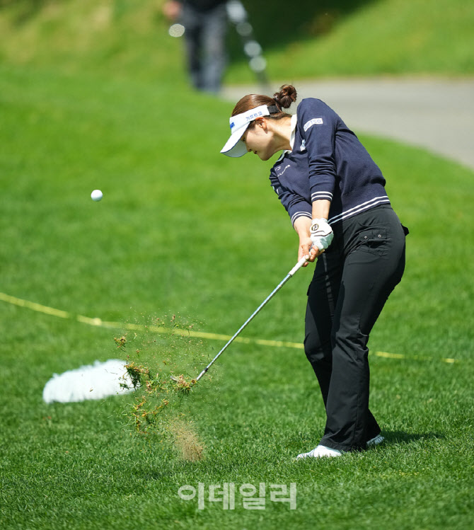 [포토]홍현지,노련한 어프로치 공략
